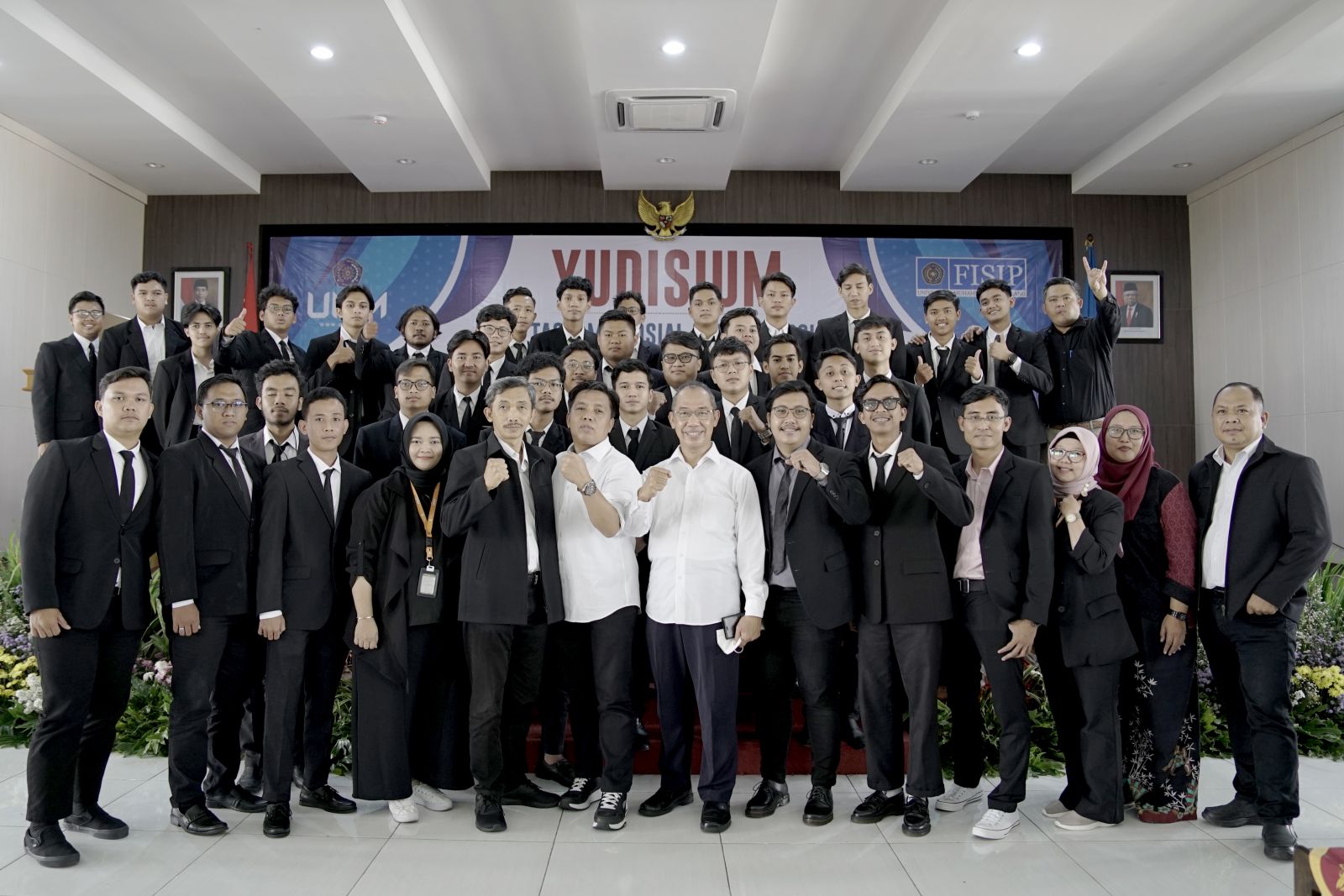 Foto bersama wisudawan/i Komunikasi UMM 